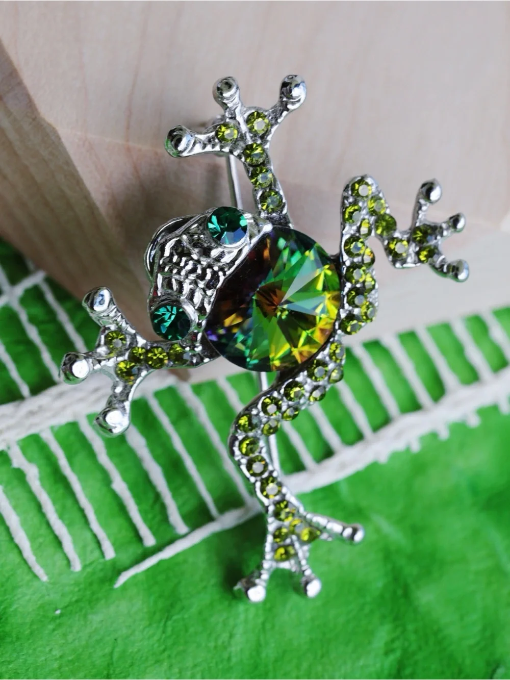 Silver Tone Whimsical Green Faceted Iridescent Gemstone Tree Frog Brooch NWOT